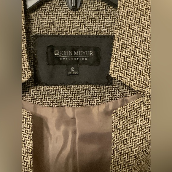 Women’s 2 pc Skirt Suit.  SKIRT 28 1/2  width 16 1/2  JACKET: 63 in Waist 37 1/2 - Picture 6 of 6